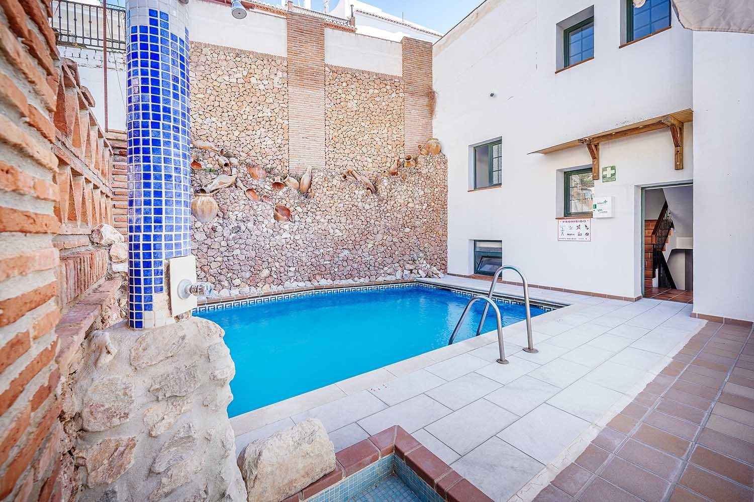 Piscina privada de hotel en Frigiliana. ¡Reserva tu estancia en Frigiliana Hotel | Beneste Hoteles | Web oficial!