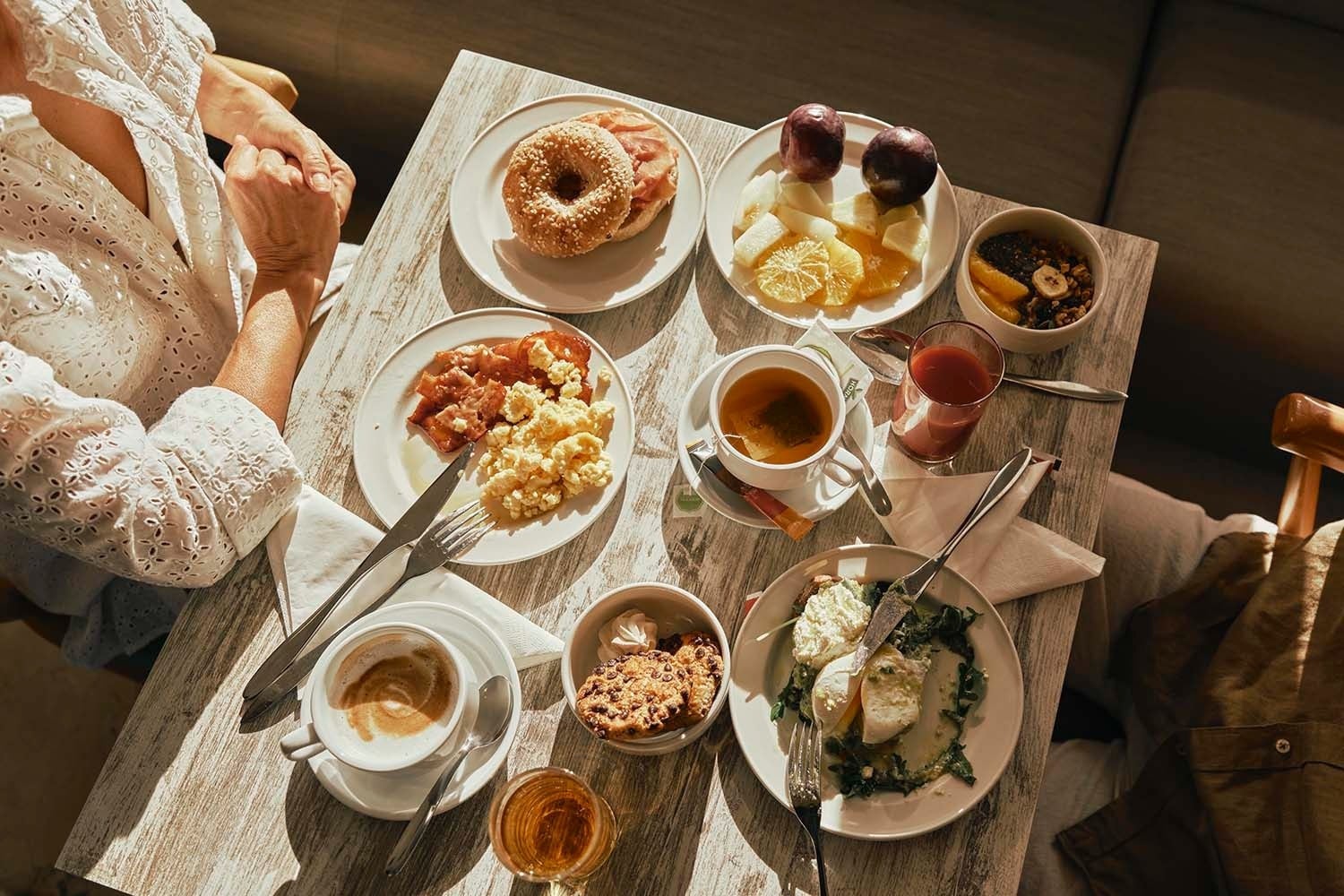 Desayuno abundante en Villa Flamenca | Beneste Hoteles. Disfruta de café, huevos, fruta y bollería.