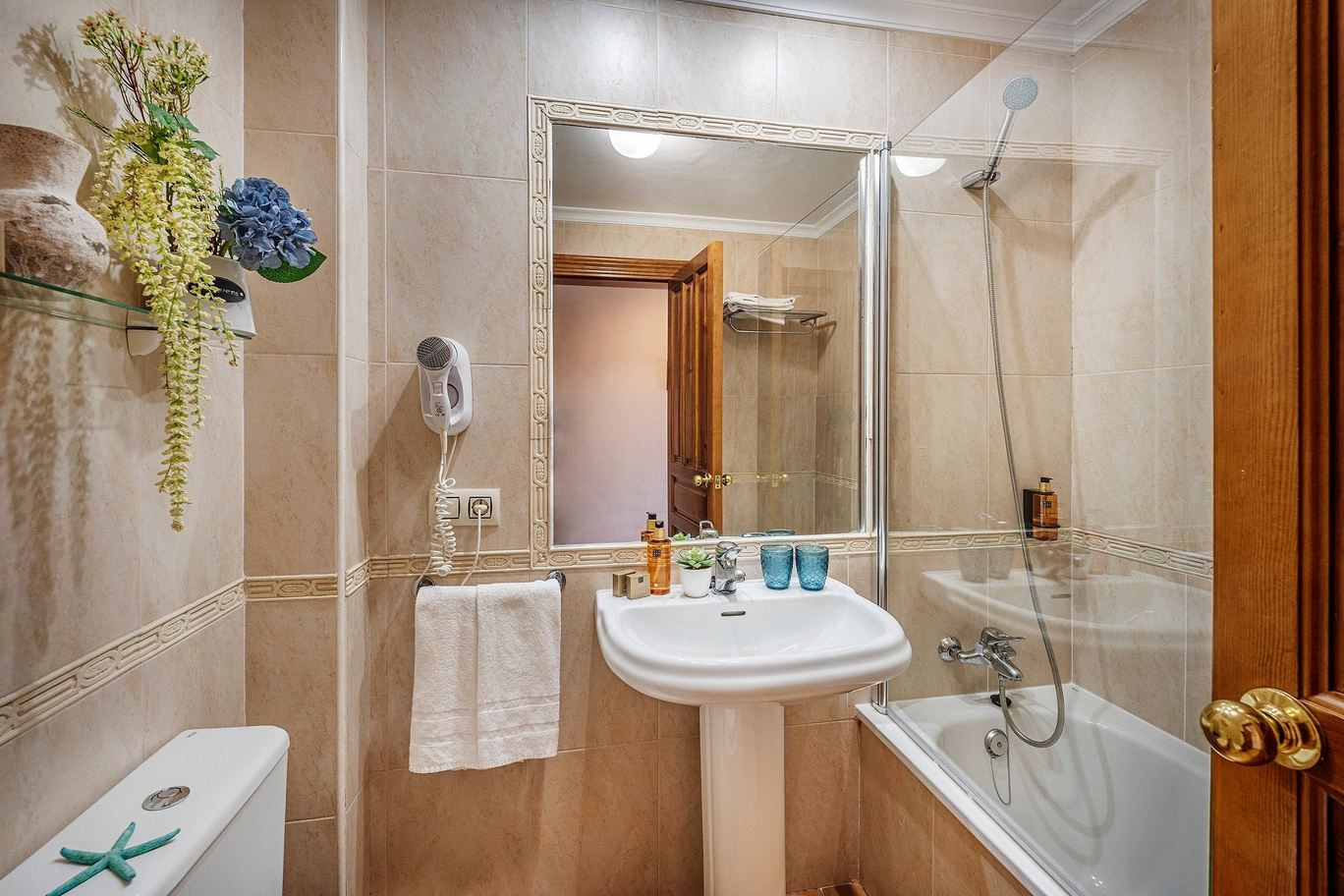 BENESTE: Corporativa - Baño con bañera, lavabo y secador de pelo.