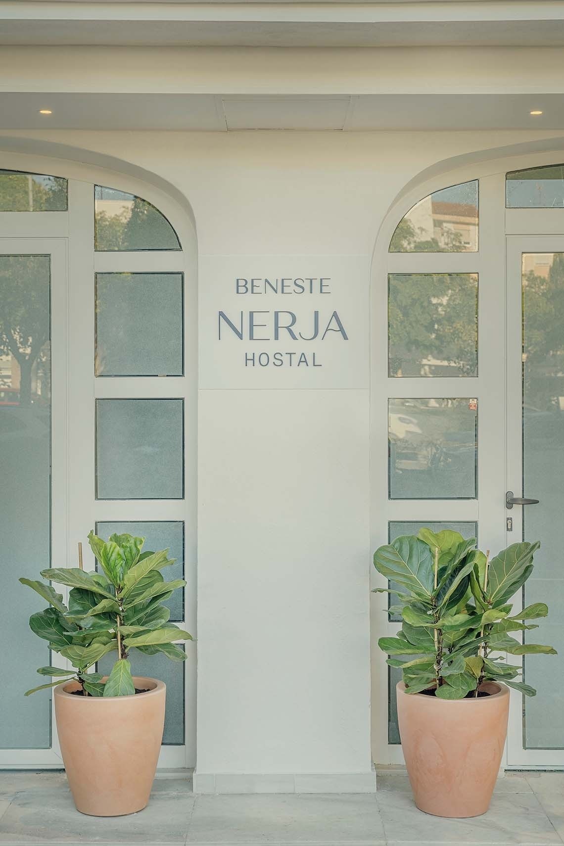 Hostal Beneste Nerja: fachada moderna con plantas y letrero. ¡Reserva tu estancia en Nerja Hostal | Beneste Hoteles | Web oficial!