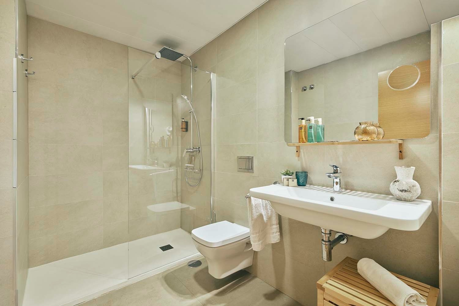 Baño moderno con ducha y lavabo en Villa Flamenca | Beneste Hoteles.