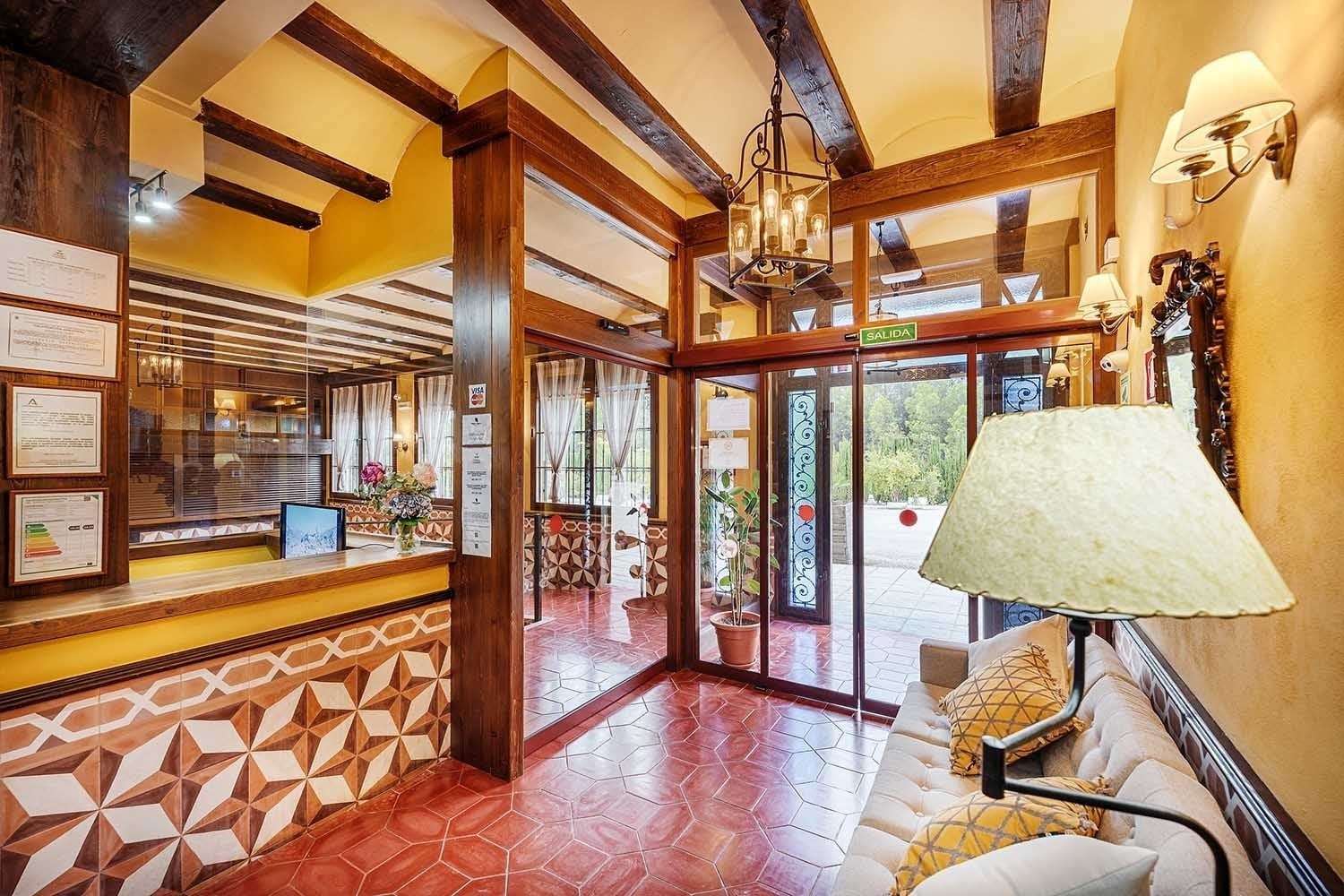 Recepción acogedora en Cazorla Hotel, ideal para tu estancia en Cazorla.