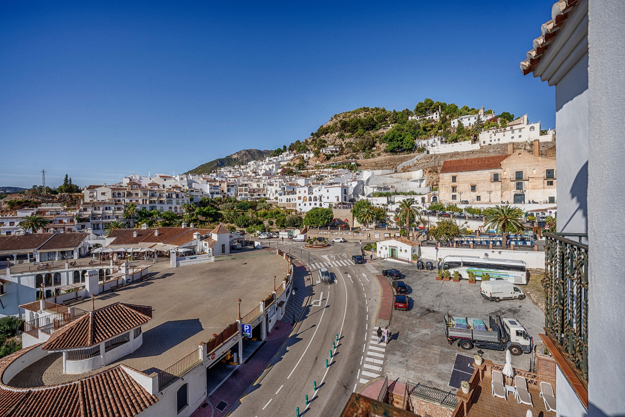 Vista de Frigiliana y su carretera de acceso.