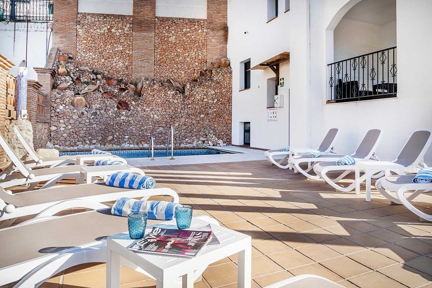 Hotel Frigiliana con piscina y tumbonas. Reserva en Beneste Hoteles | Web oficial.