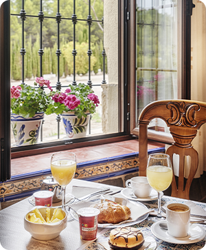 una piscina con palmeras y edificios en el fondo