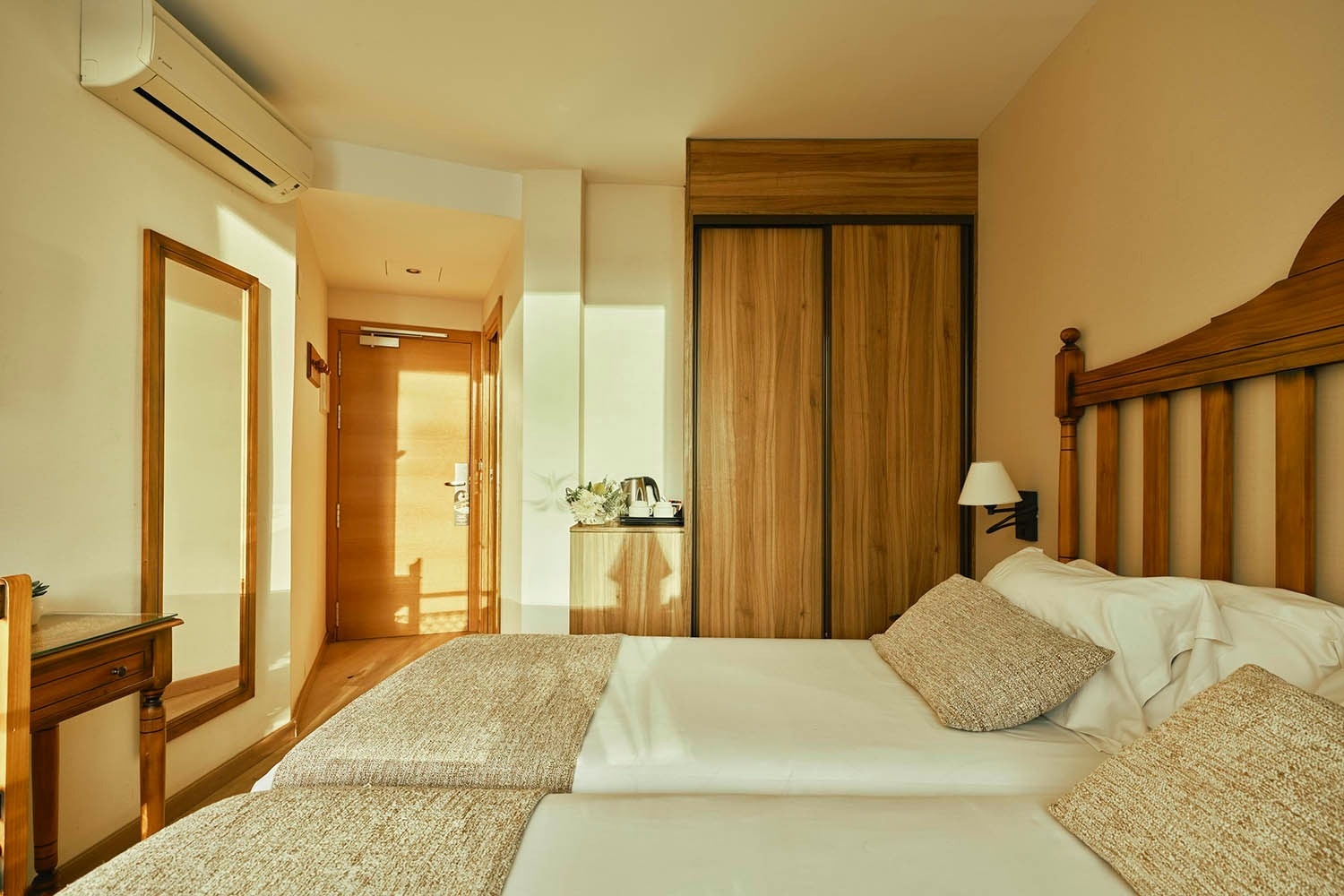 un baño con inodoro , lavabo y ducha