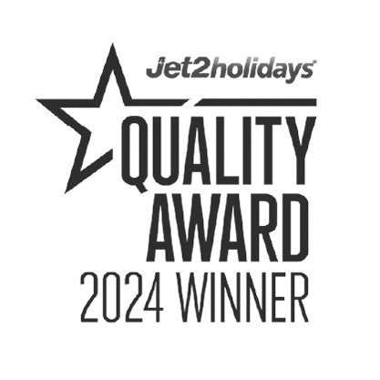 un logotipo de travellife con una mano sosteniendo una hoja