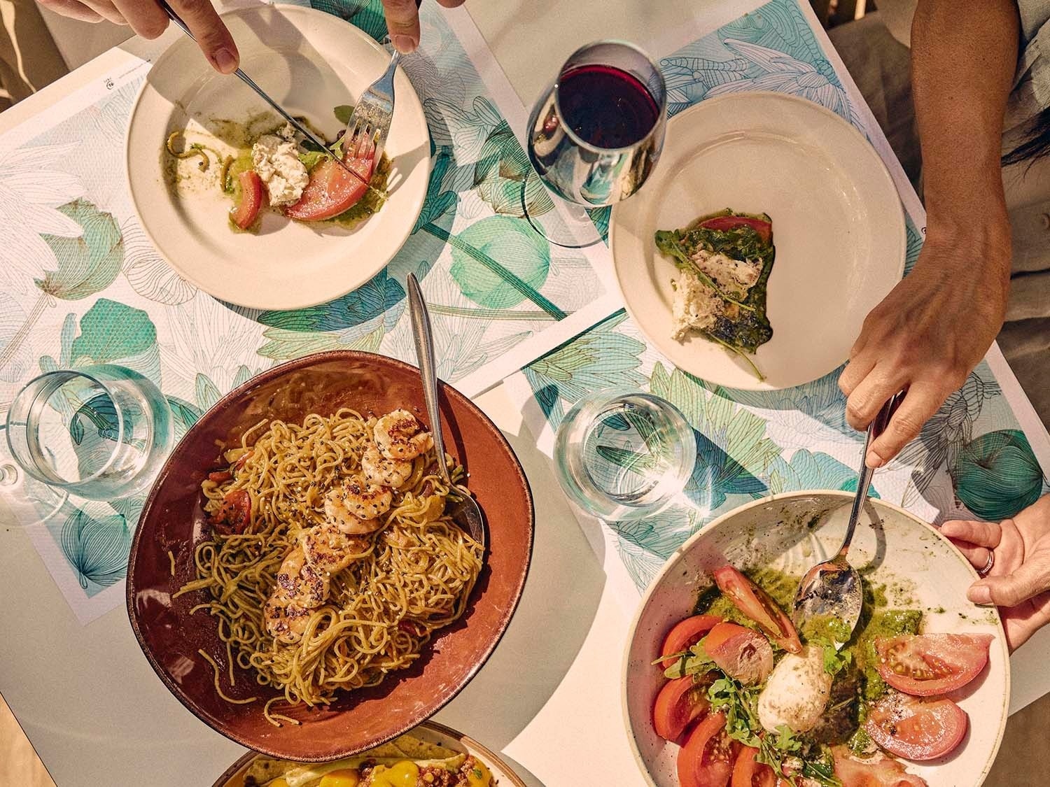 un restaurante con mesas y sillas frente a una piscina