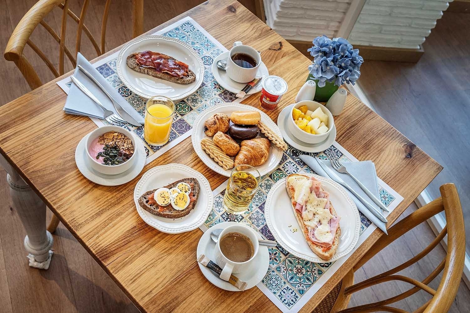 Delicioso desayuno continental con frutas, bollería y café. Gastronomía | Frigiliana Hotel | Beneste Hoteles | Web oficial.