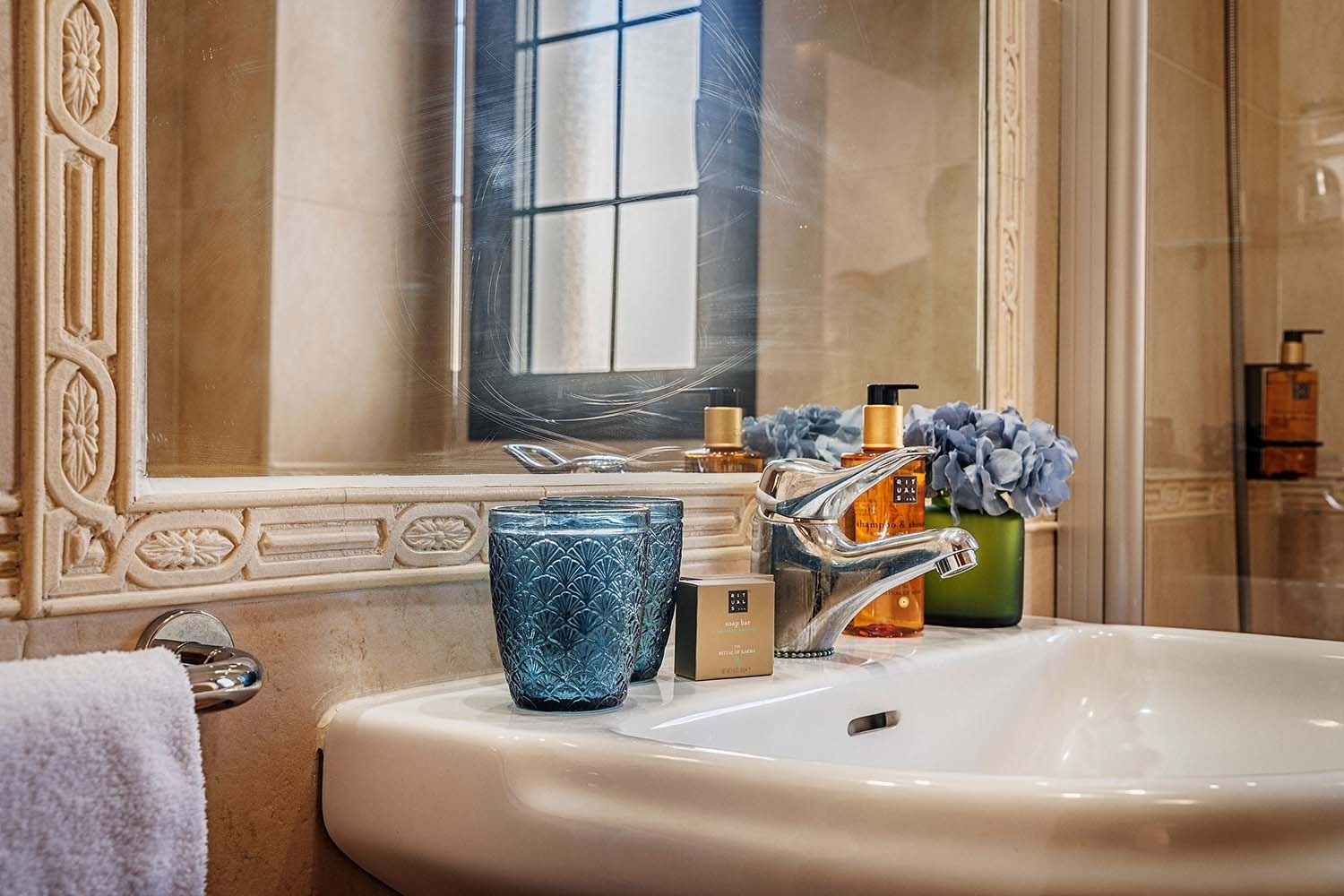 un baño con lavabo , inodoro y bañera