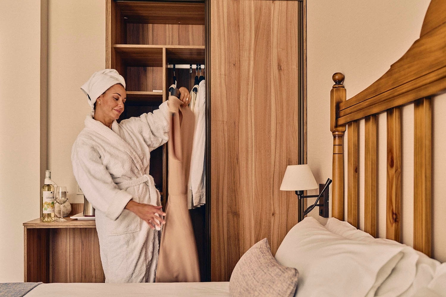 una computadora portátil está abierta a la página web del hotel villa flamenca