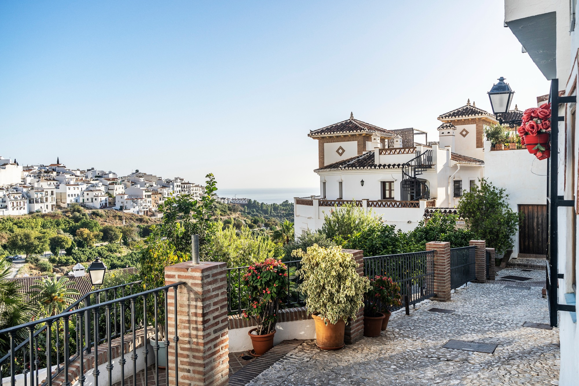 Vista panorámica de Frigiliana desde una terraza.