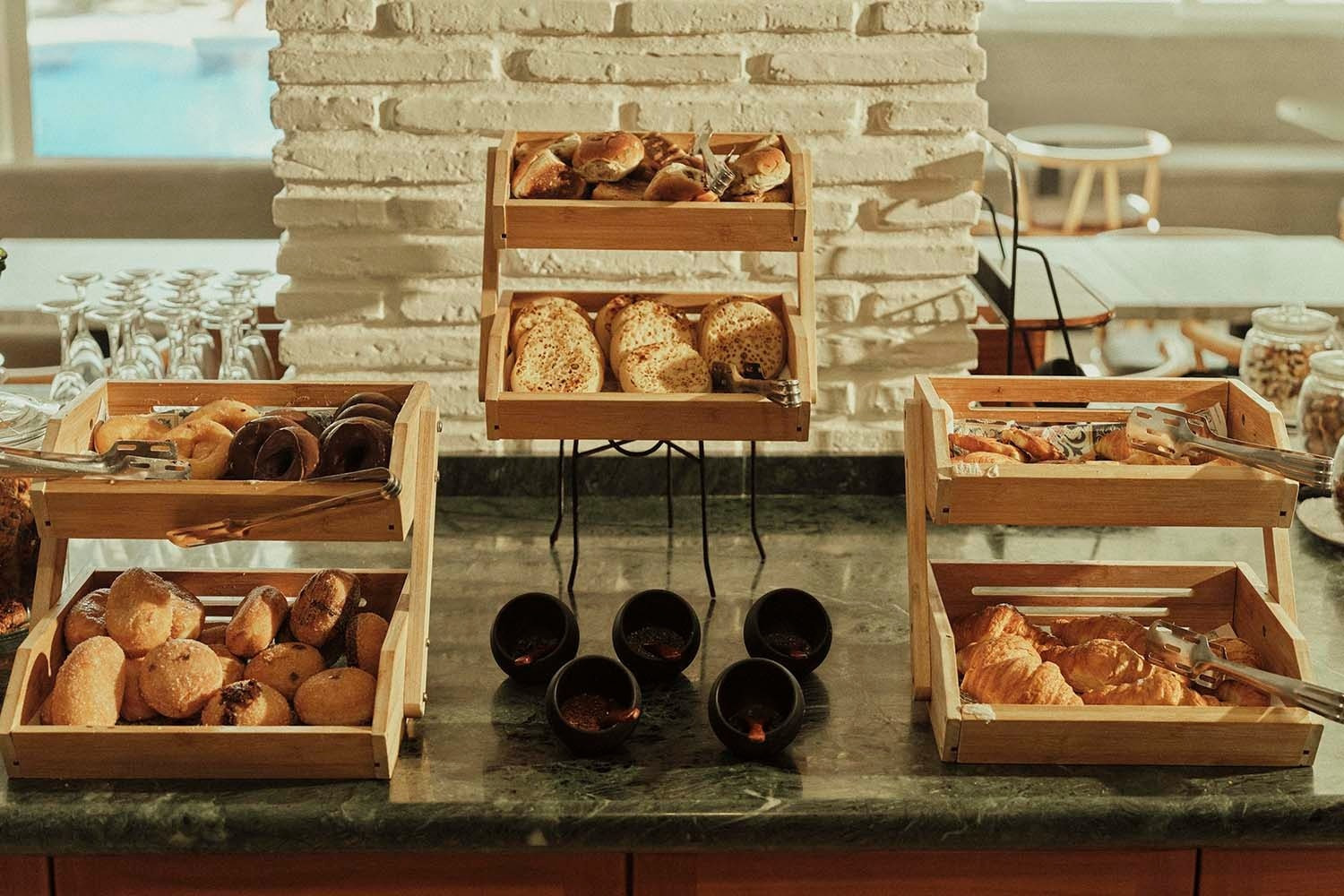 Desayuno buffet en Villa Flamenca | Beneste Hoteles. Pasteles, donuts y cruasanes.