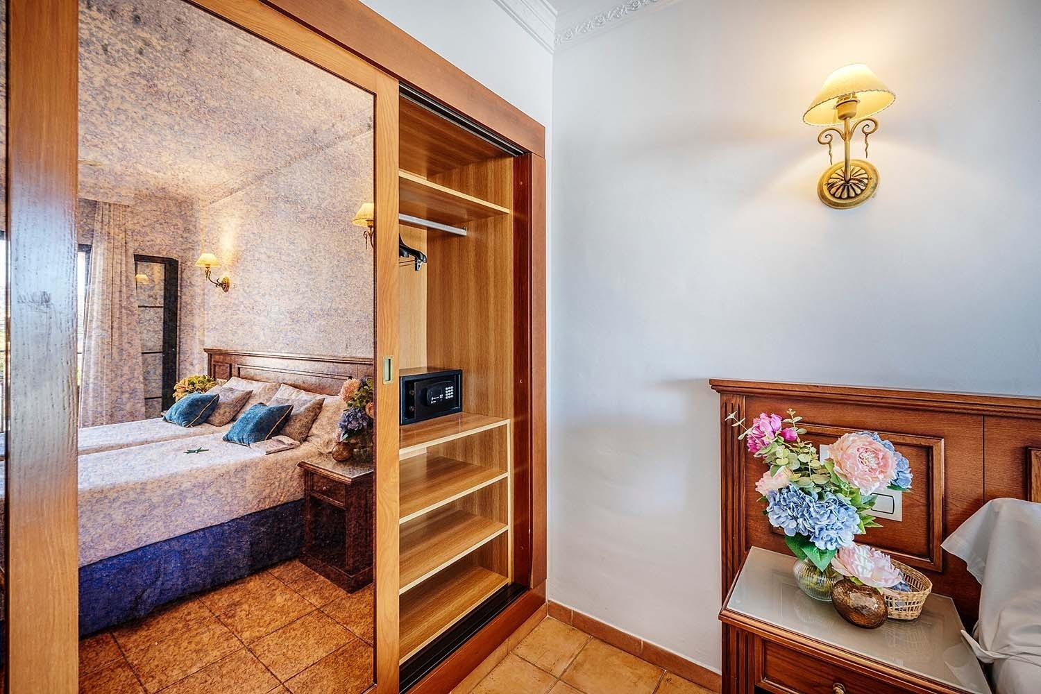 una habitación de hotel con dos camas y una televisión