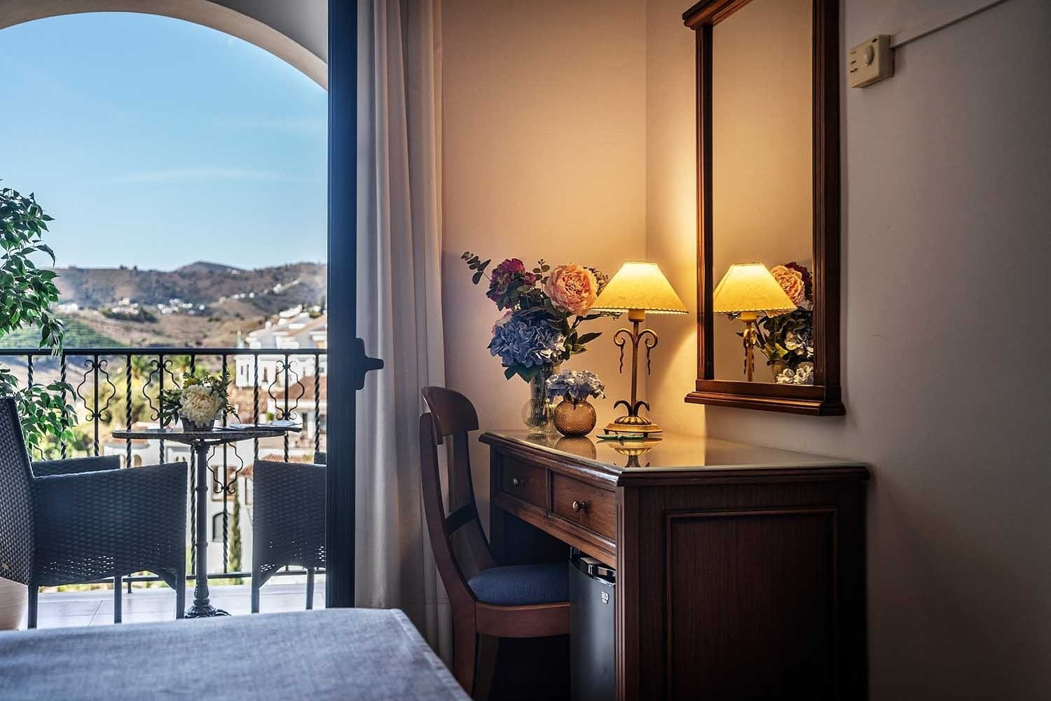 Balcón con vistas, mesa y sillas. Frigiliana Hotel | Beneste Hoteles | Web oficial.