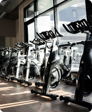 una fila de bicicletas de ejercicio en un gimnasio
