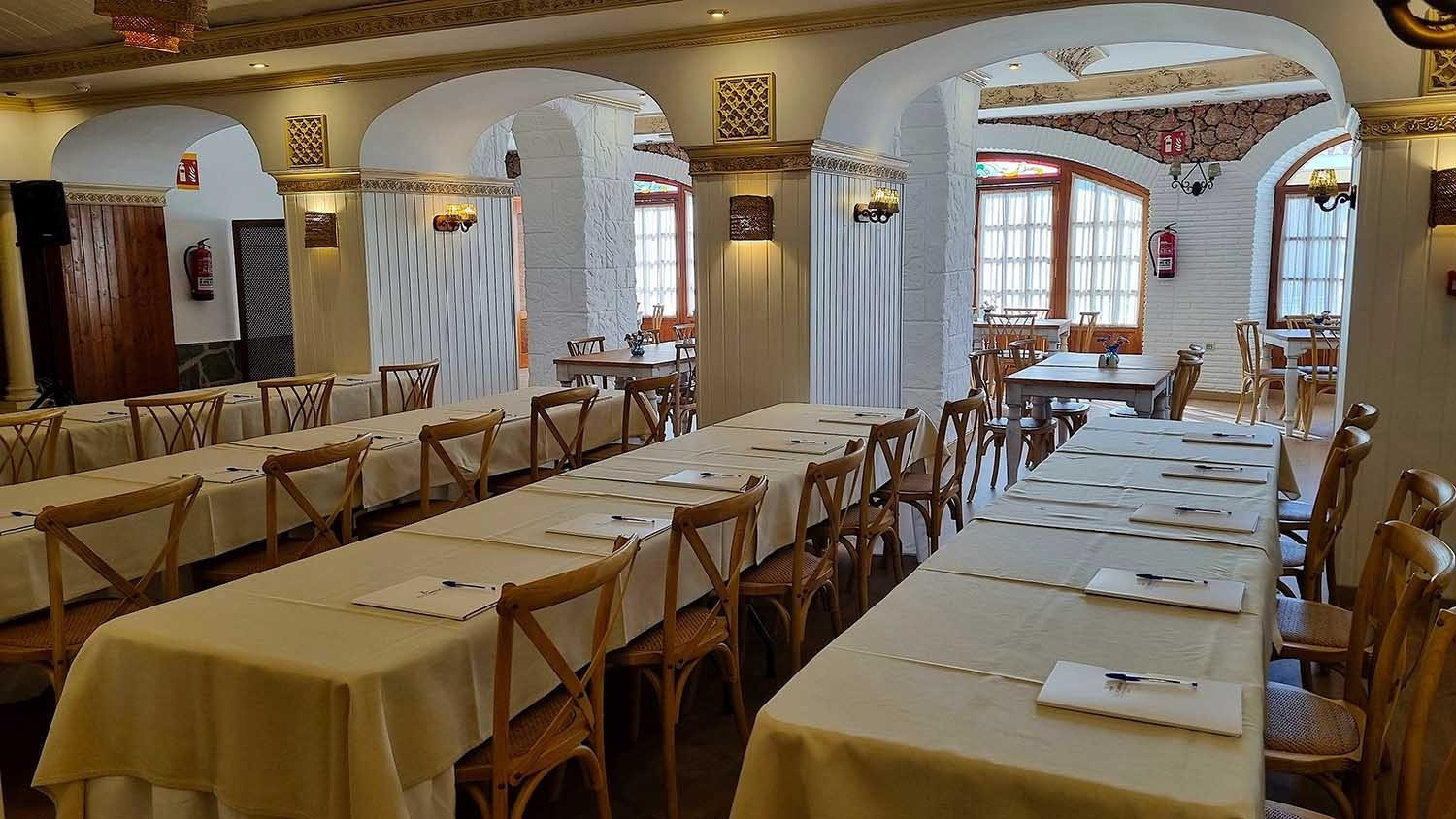 Salón de eventos Frigiliana Hotel | Mesas dispuestas para reunión, Beneste Hoteles