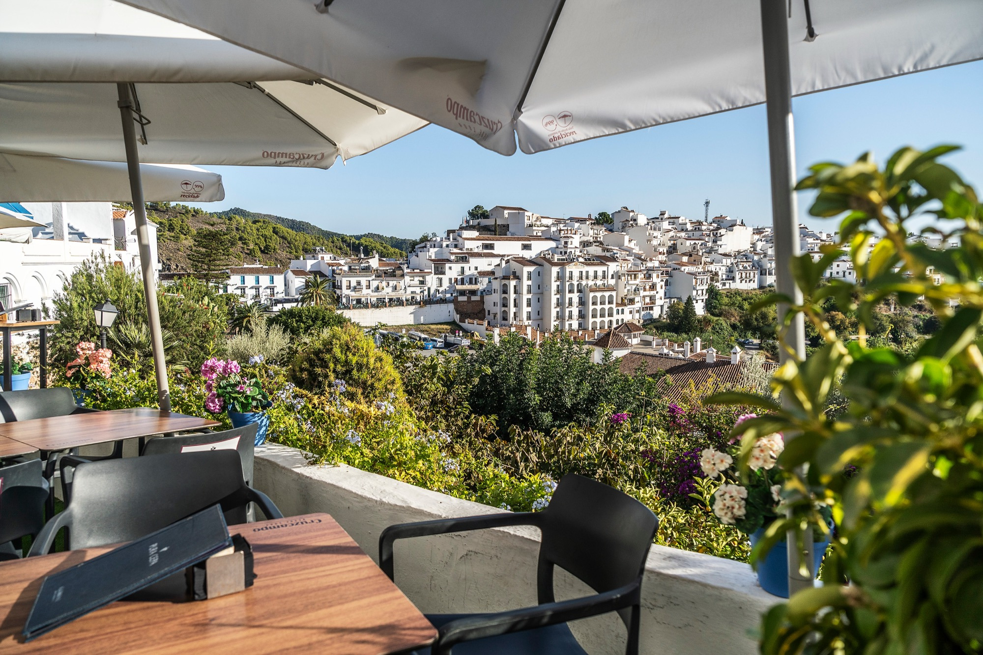 Terraza al aire libre con vistas al pueblo de Frigiliana.