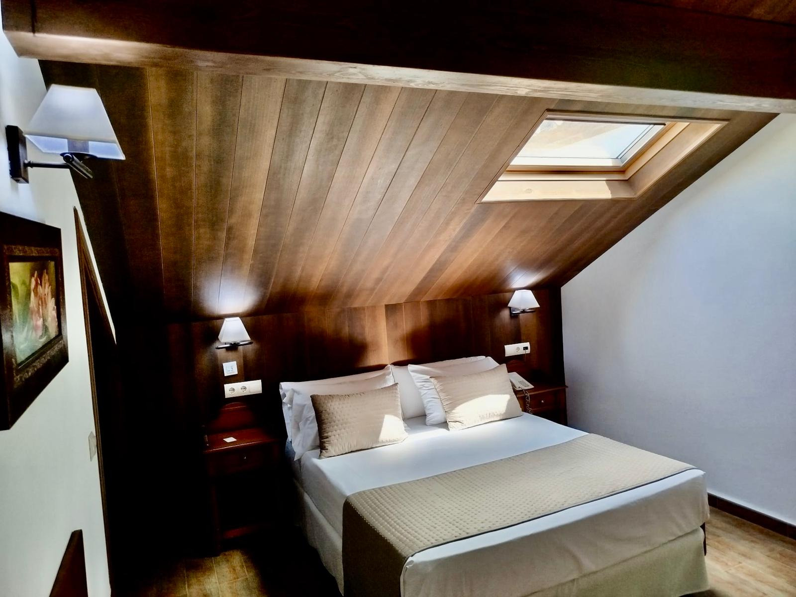BENESTE: Corporativa: Cozy room with floral curtains and countryside view.