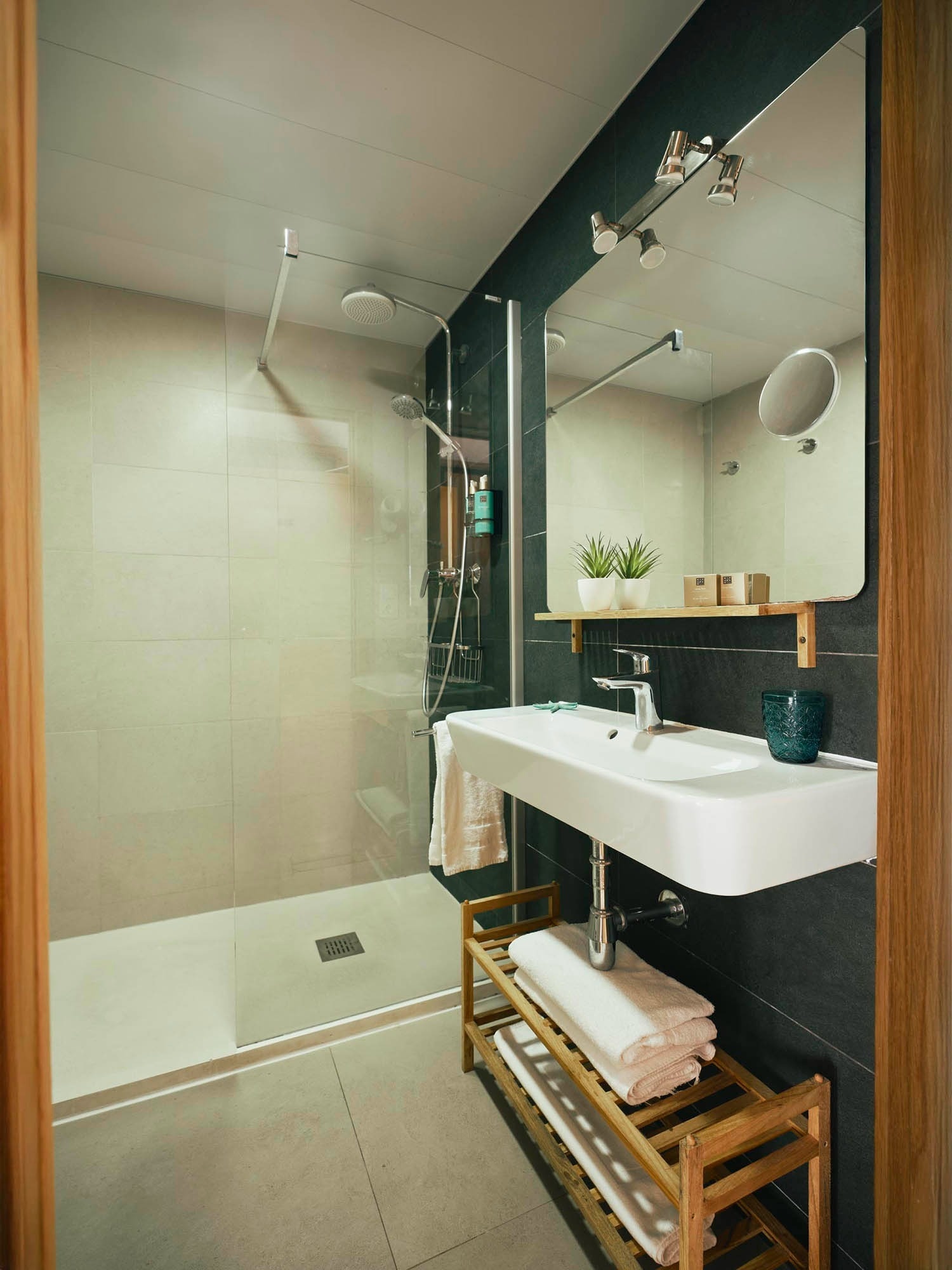 una habitación de hotel con una cama y una puerta de madera