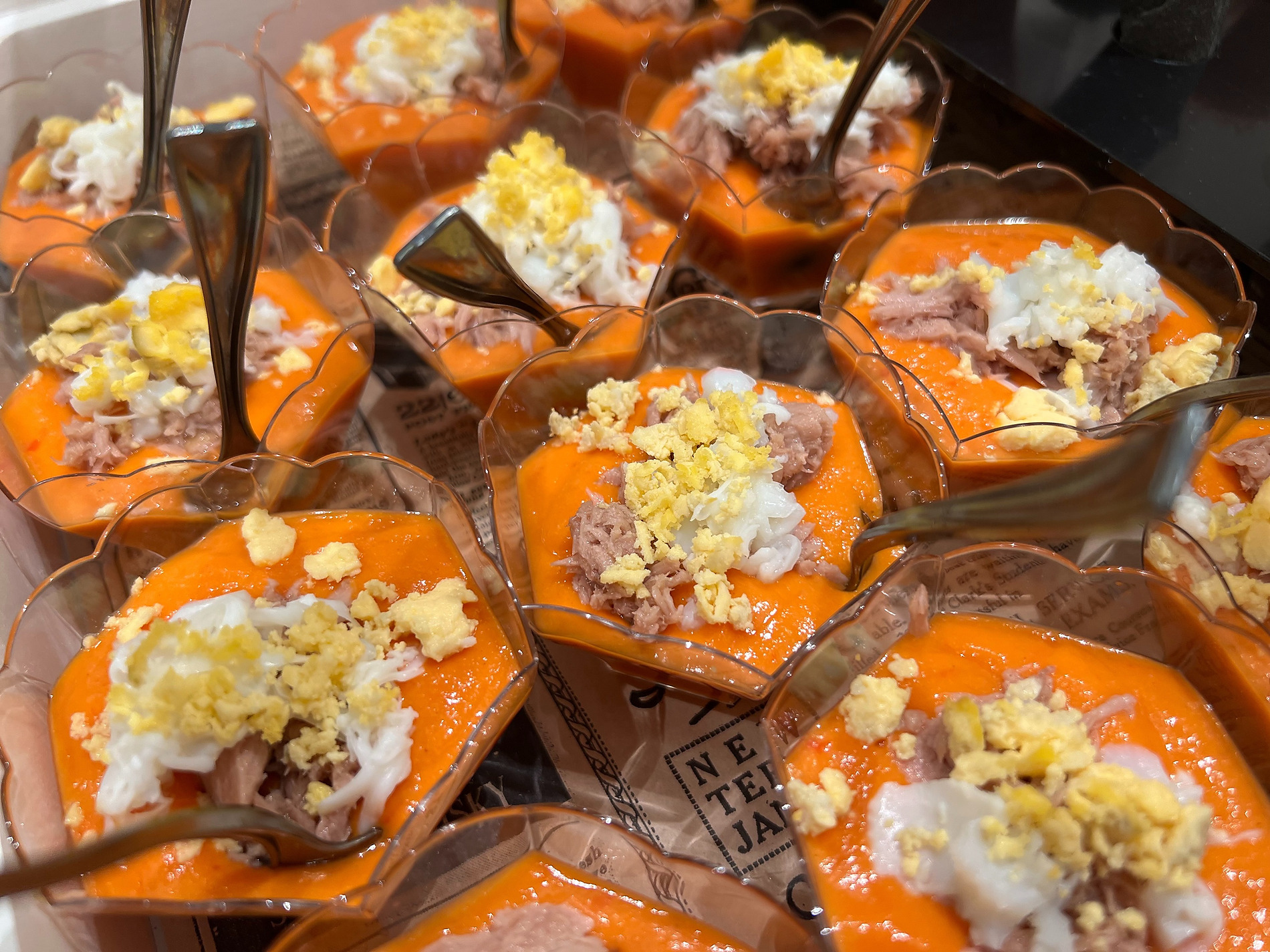 Gazpacho gourmet con huevo duro y atún, perfecto para eventos en Villa Flamenca Beneste Hoteles.
