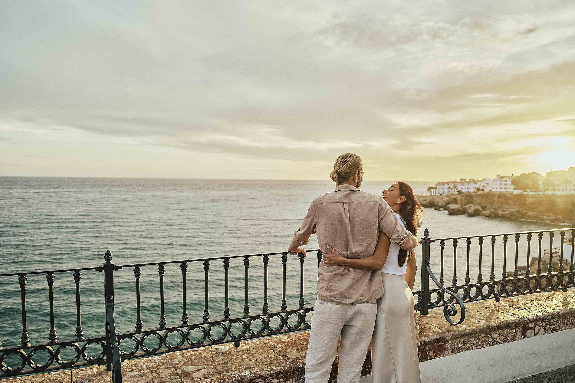 Pareja en balcón con vistas al mar, Servicios | Villa Flamenca | Beneste Hoteles | Web oficial