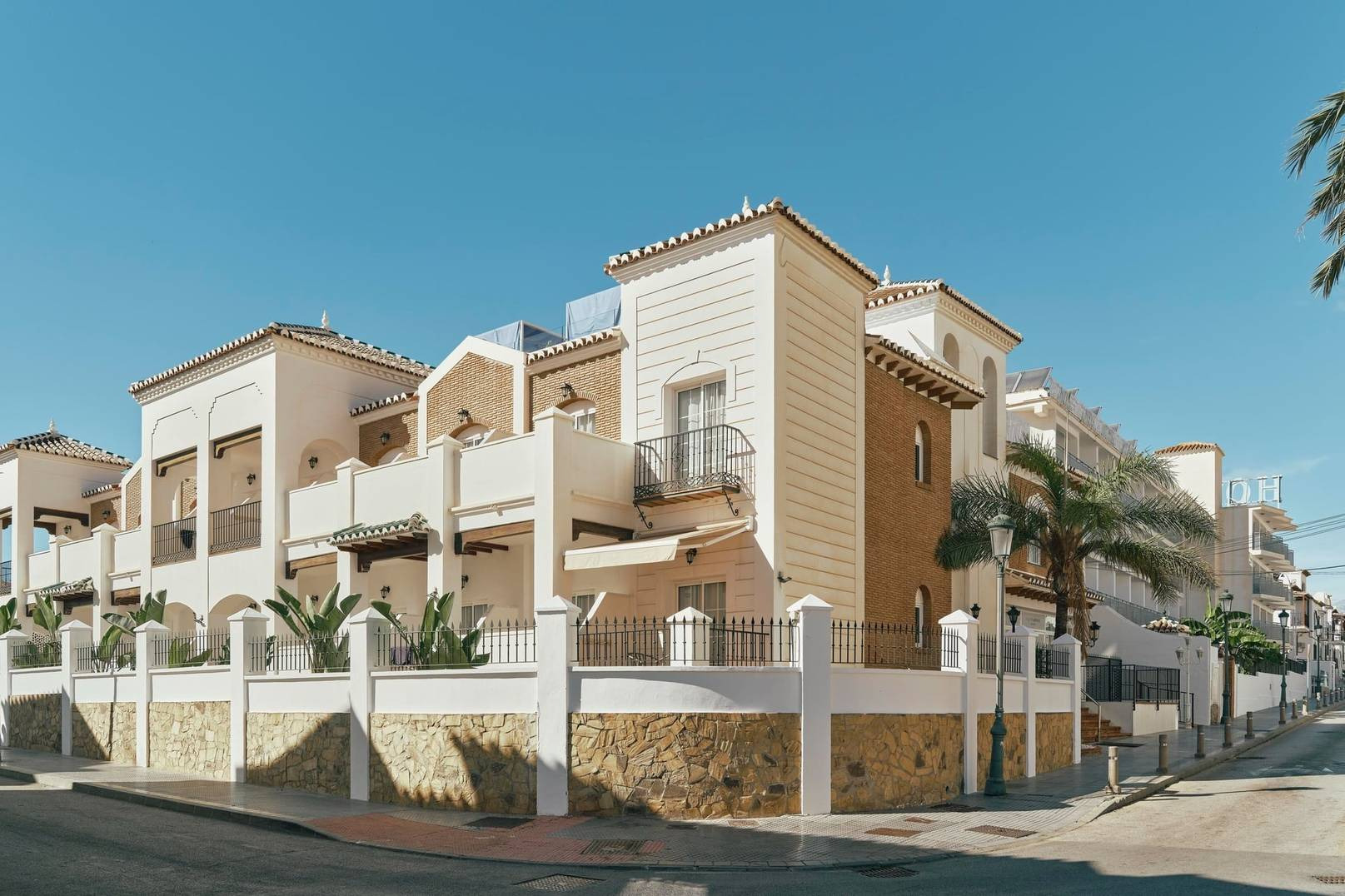 Casas modernas y luminosas con balcones, cerca de la playa. Contacto | Beneste Hoteles | Web oficial.