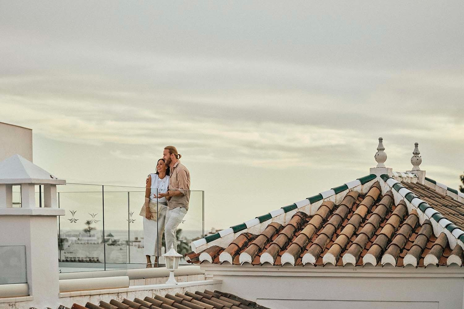 Pareja en terraza con vistas, Villa Flamenca | Beneste Hoteles | Web oficial