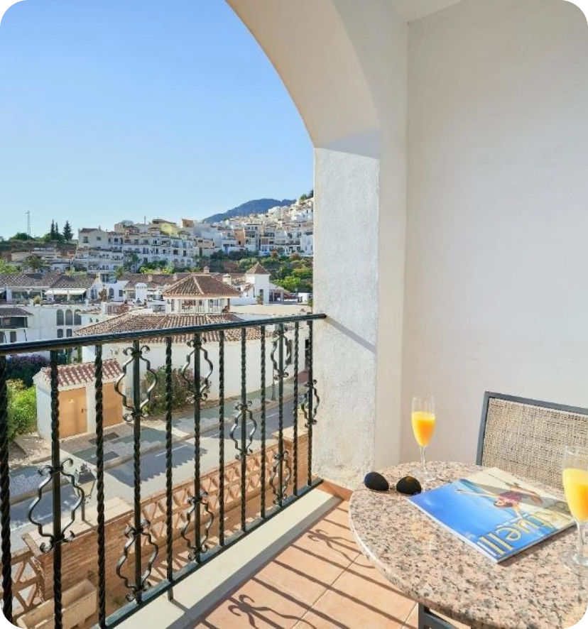 una piscina rodeada de sillas y balcones en un hotel
