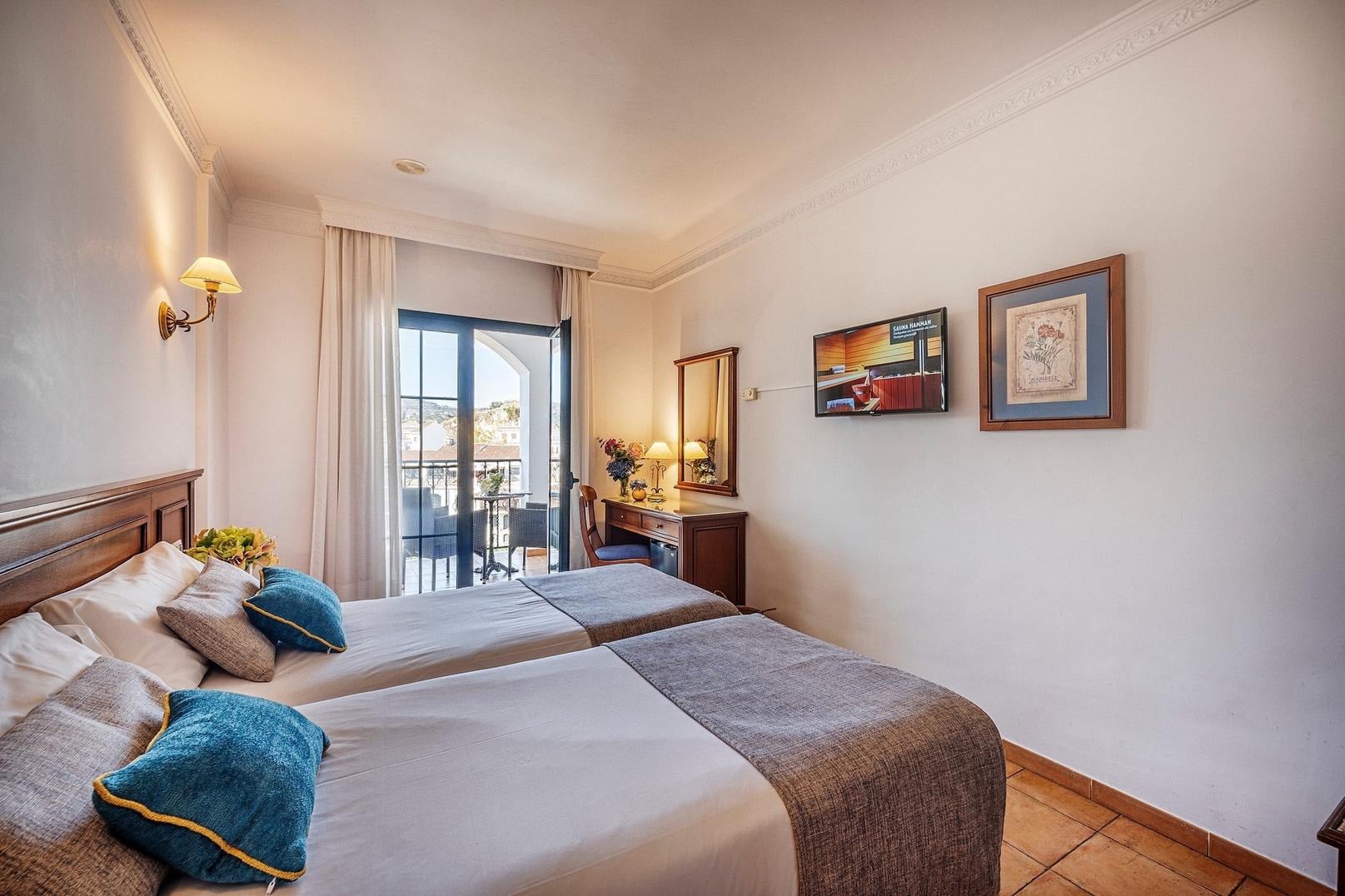 Habitaciones dobles con balcón y vistas en Frigiliana. Reserva en Beneste Hoteles.