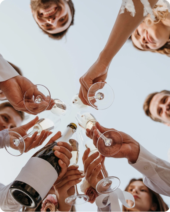 una mujer sentada en un muelle mirando al océano