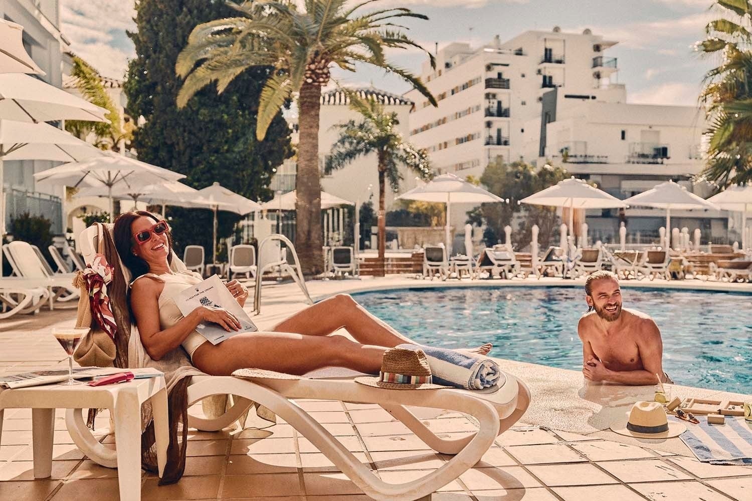 Relájate junto a la piscina en Villa Flamenca | Beneste Hoteles. Vacaciones perfectas.