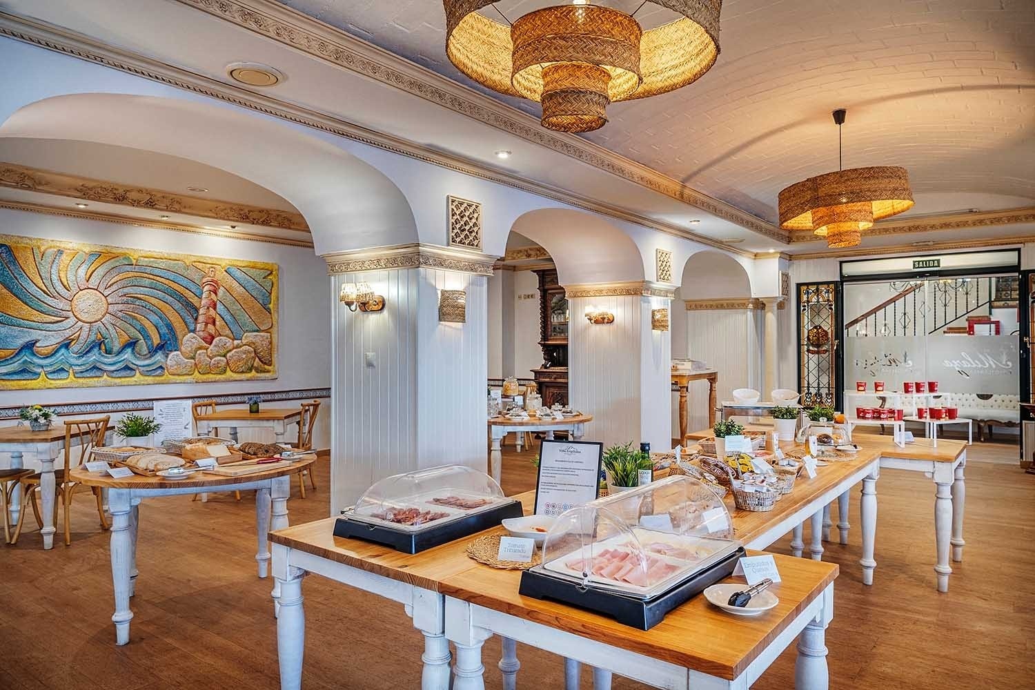 Buffet de gastronomía en Hotel Frigiliana: delicias locales. Beneste Hoteles. Web oficial.