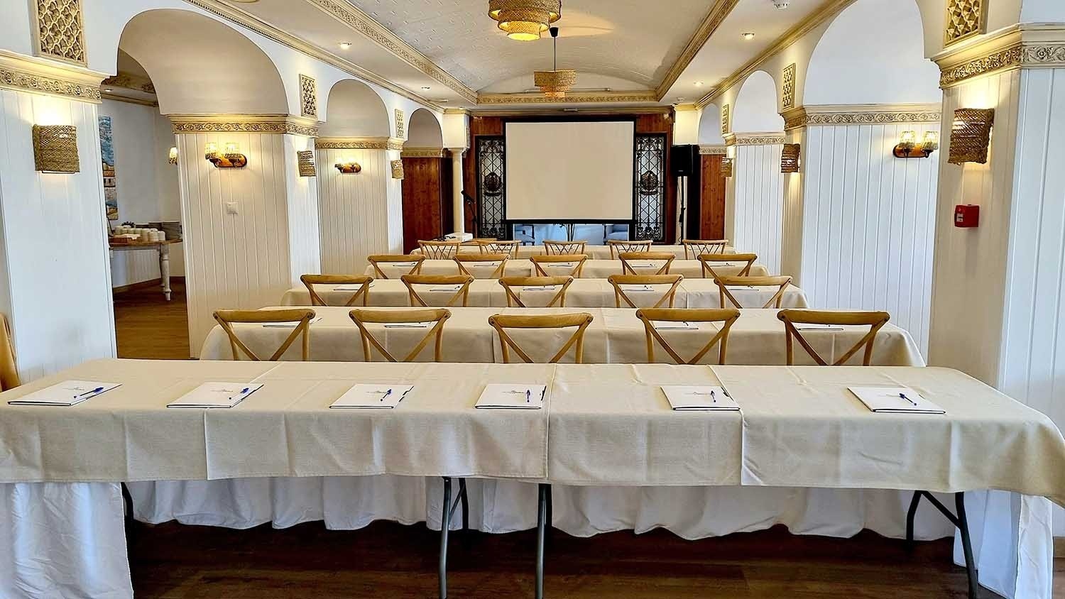 una mujer está sentada en una tumbona con una copa de vino en la mano