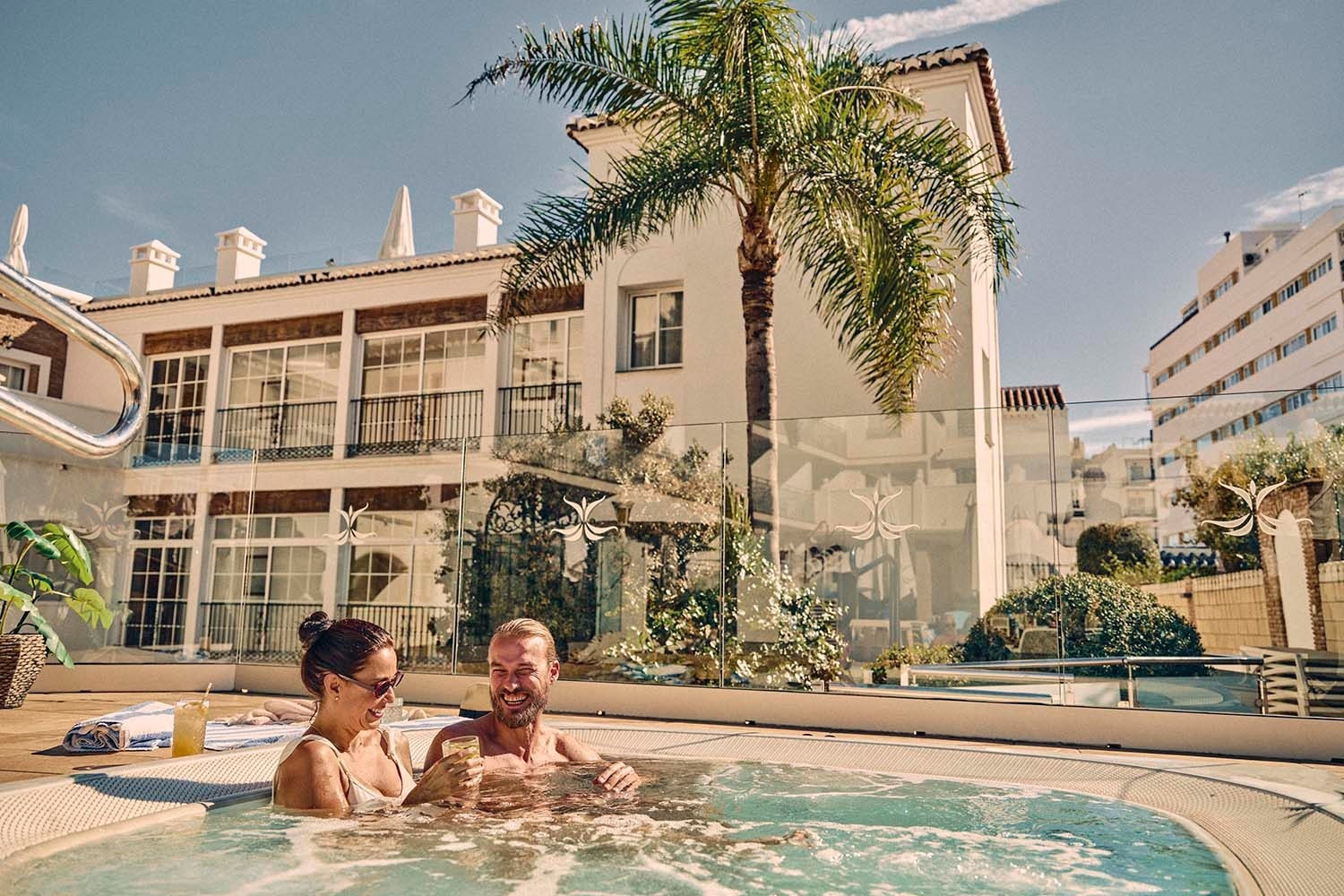 Pareja feliz en jacuzzi, Villa Flamenca | Beneste Hoteles | Web oficial