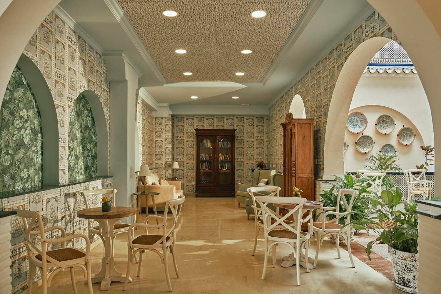 Salón acogedor en Villa Flamenca | Beneste Hoteles: mobiliario de jardín y biblioteca.