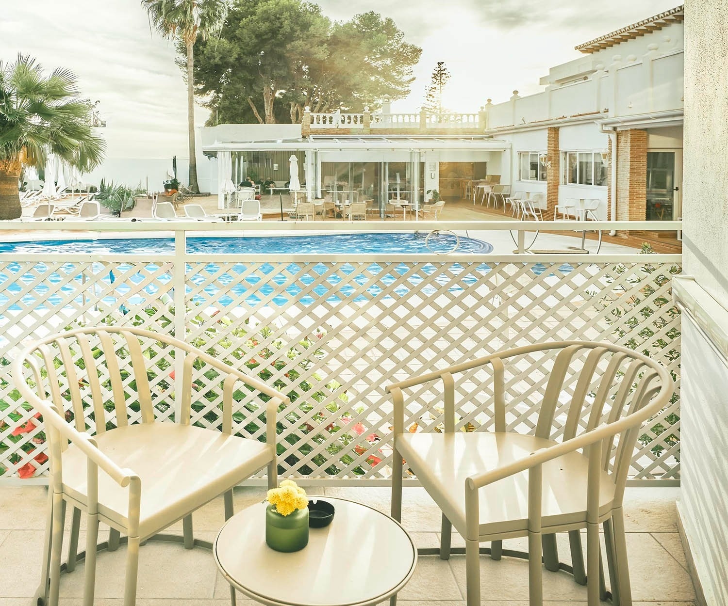 una botella de ritual de karma junto a una barra de jabón