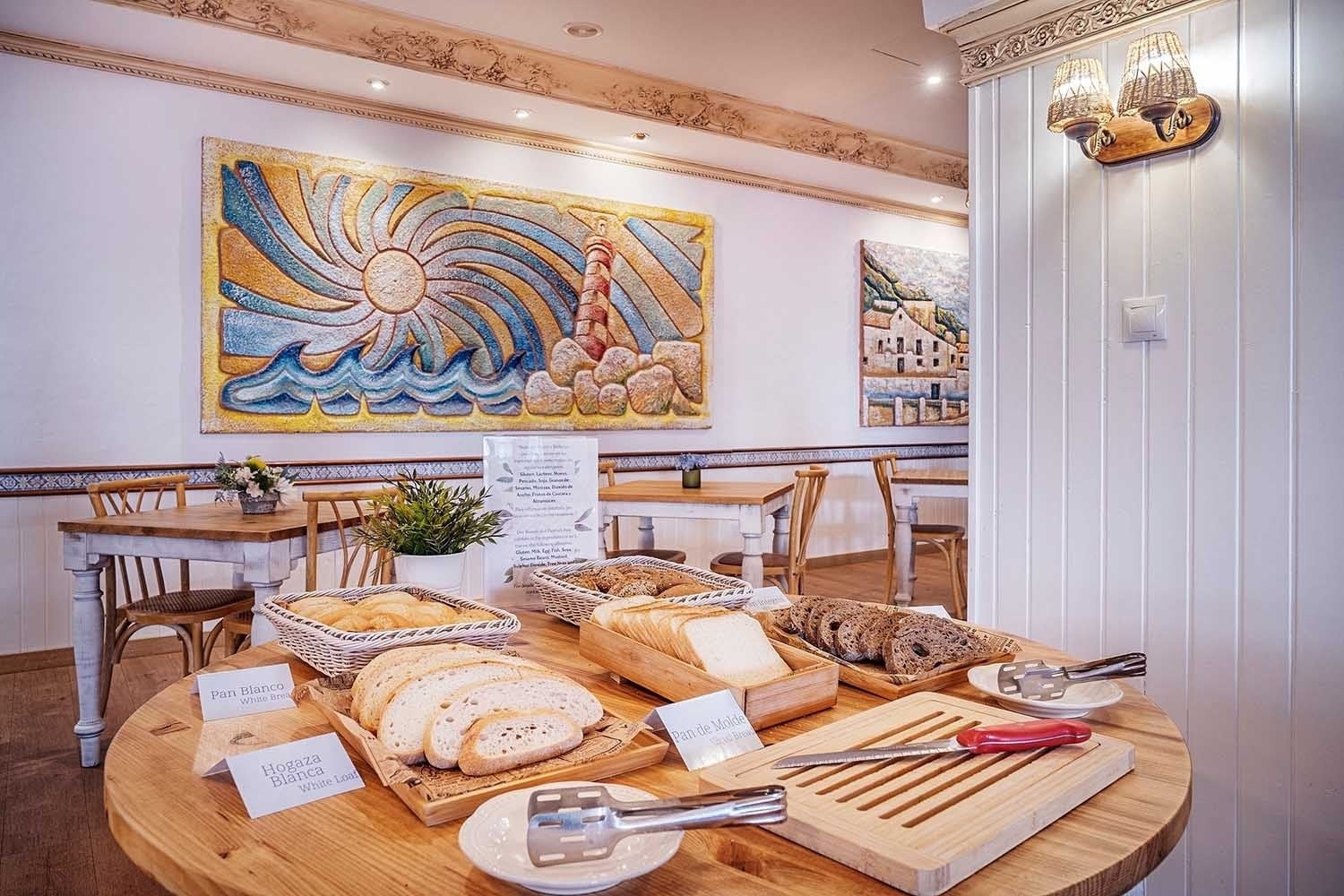 Desayuno buffet con pan en el Frigiliana Hotel | Beneste Hoteles | Web oficial.