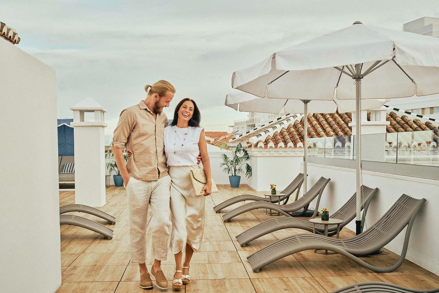 Pareja sonriente en la terraza de Villa Flamenca | Beneste Hoteles.