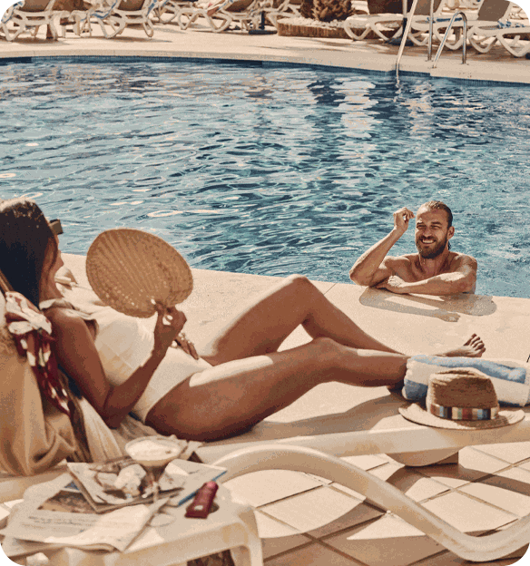 Disfruta del sol junto a la piscina. Villa Flamenca | Beneste Hoteles