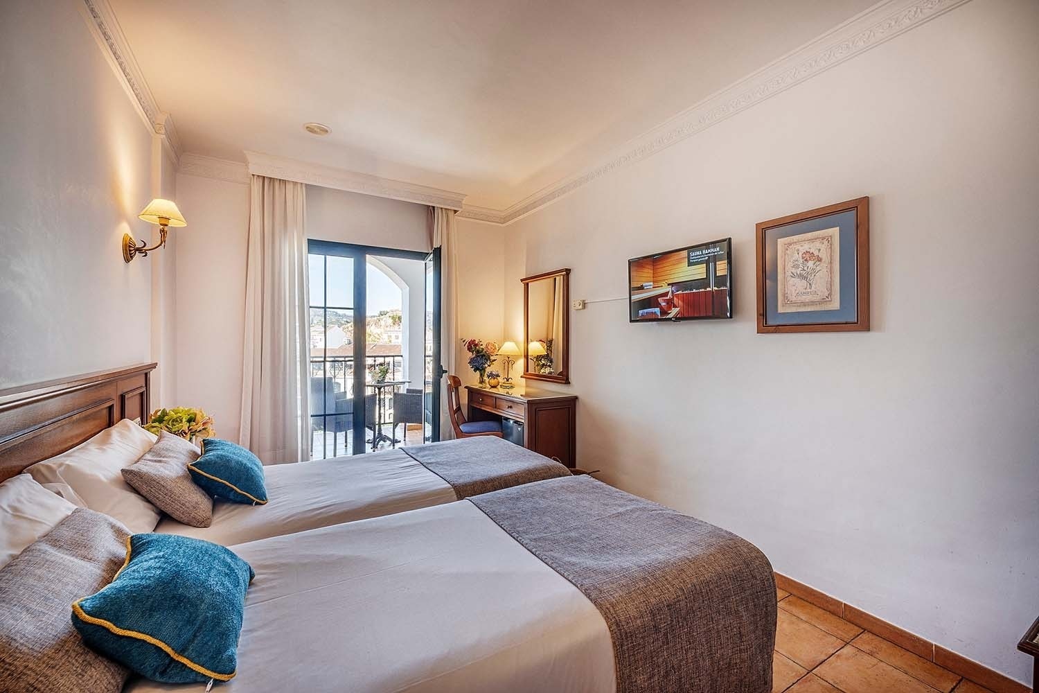 una habitación de hotel con una cama y un escritorio