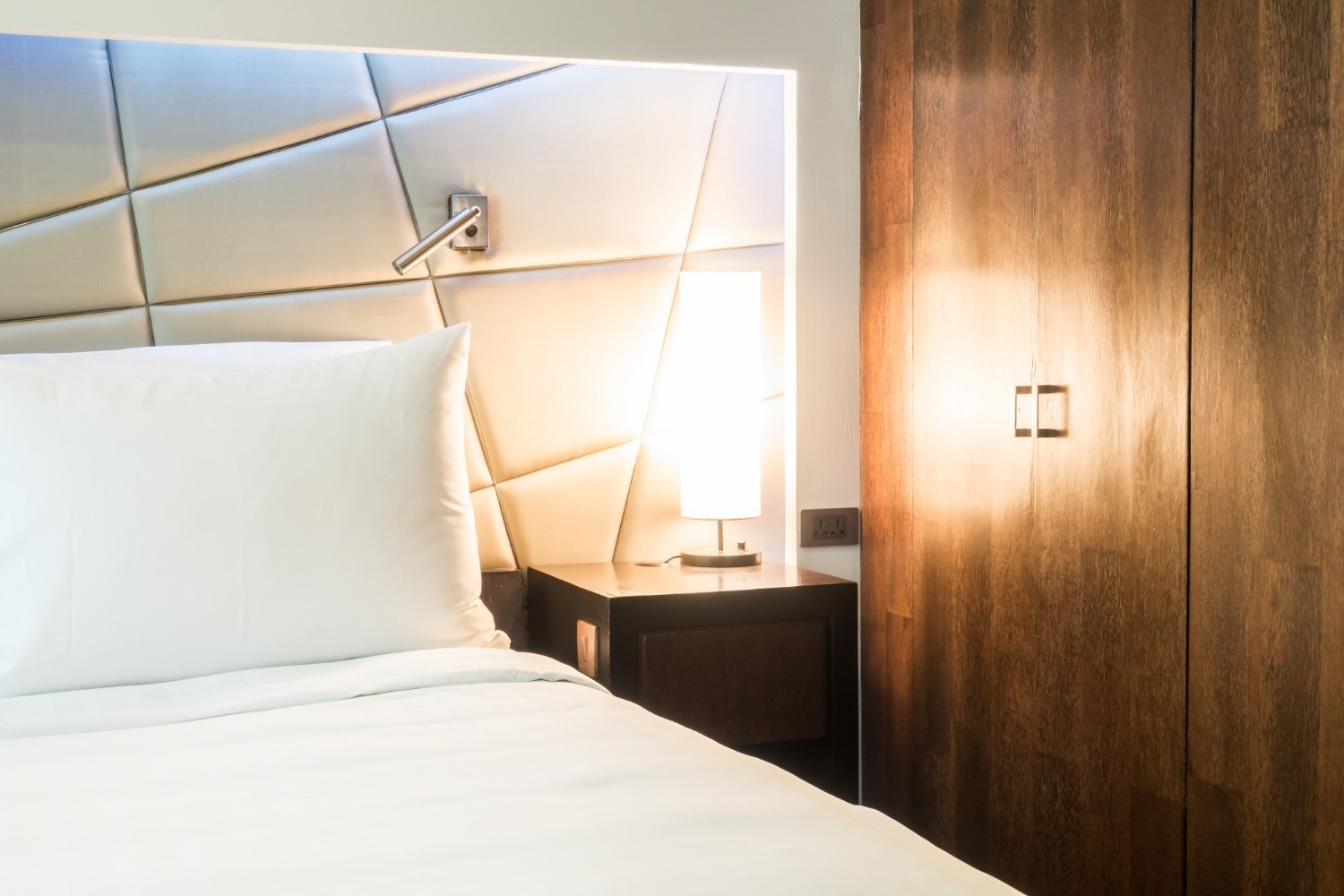 un restaurante con mesas y sillas frente a una piscina