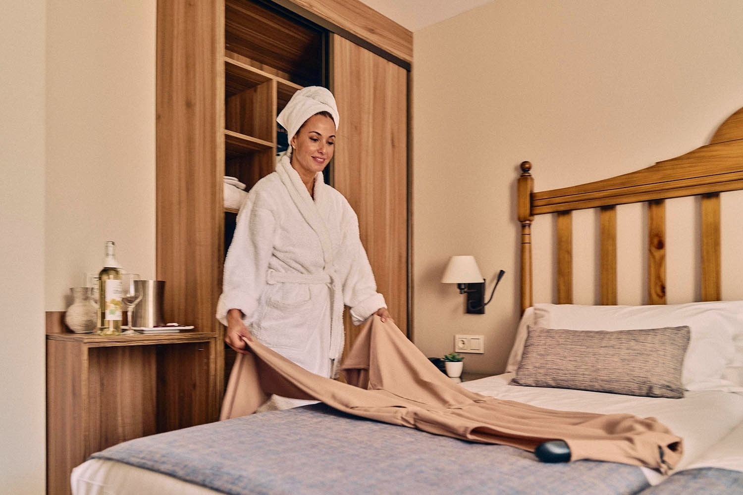 una habitación de hotel con dos camas y una mesita de noche