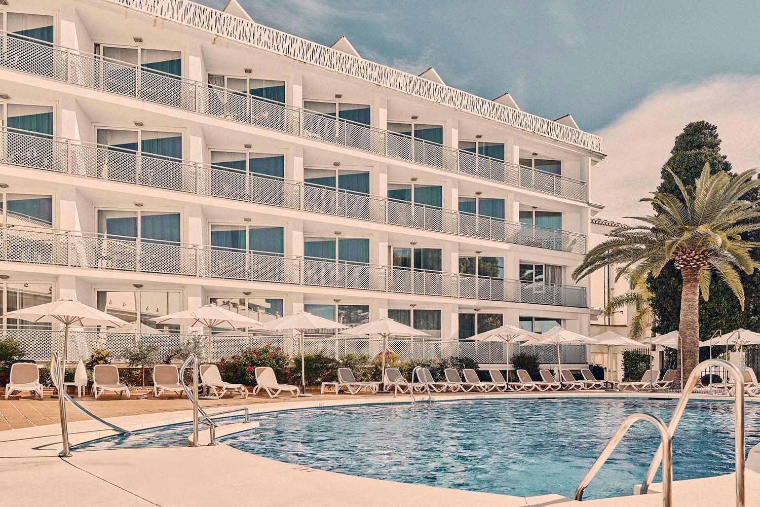 Villa Flamenca: piscina con tumbonas y palmeras, Beneste Hoteles web oficial