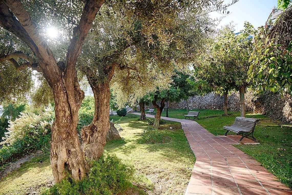 una mesa en un restaurante con copas de vino y una vela