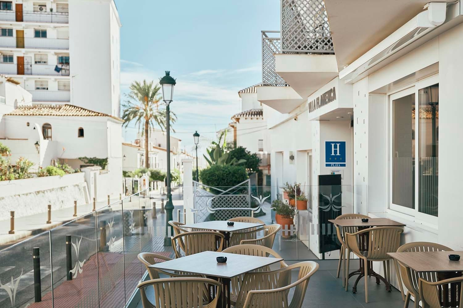 Terraza de Villa Flamenca | Beneste Hoteles: mesas y sillas al aire libre.