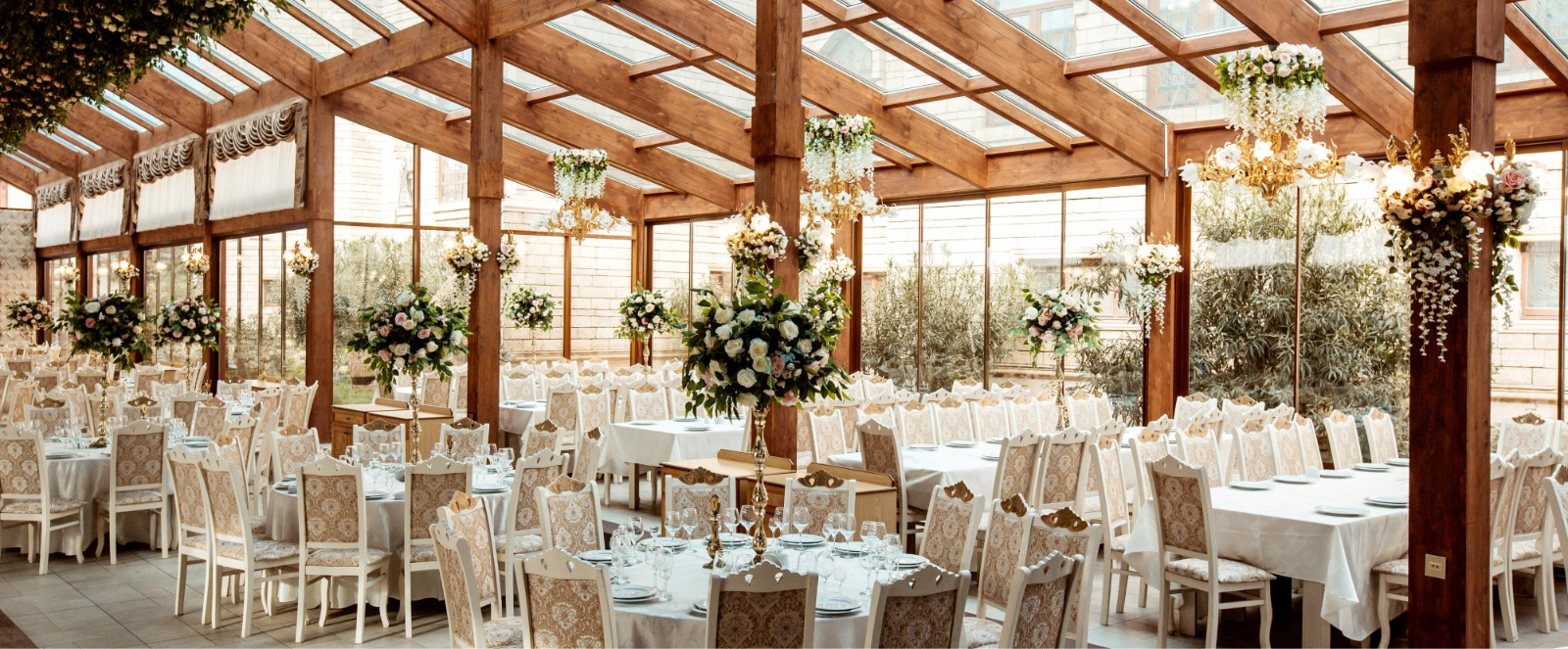 una mujer recibe un masaje en un spa rodeado de velas