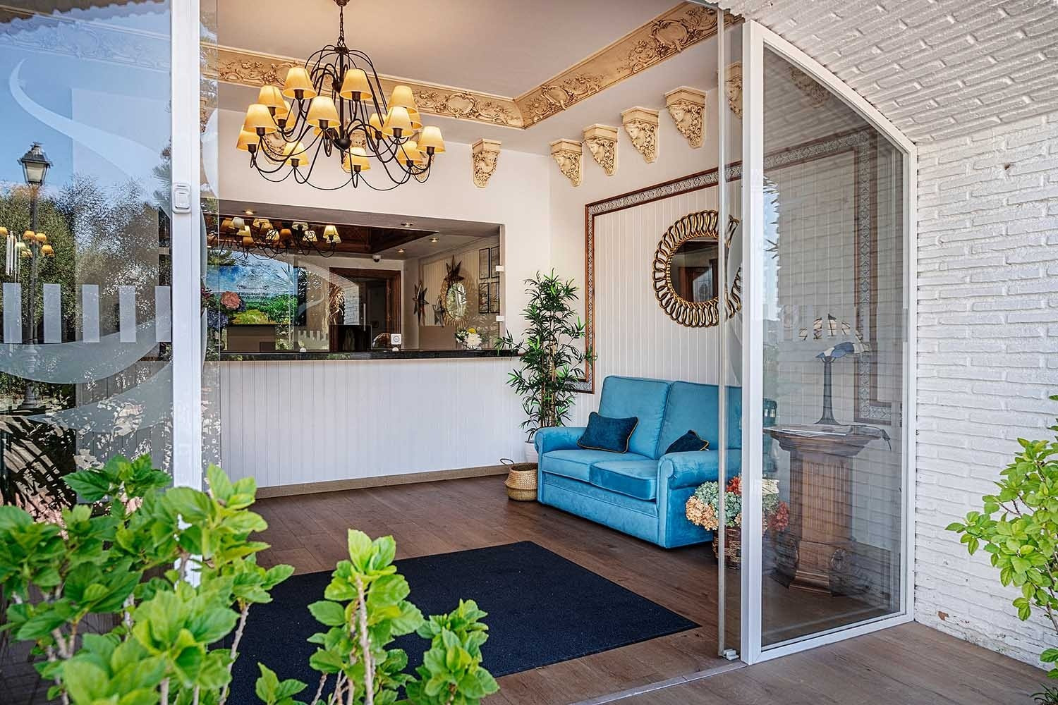 Recepción y sala de espera en Frigiliana Hotel | Beneste Hoteles