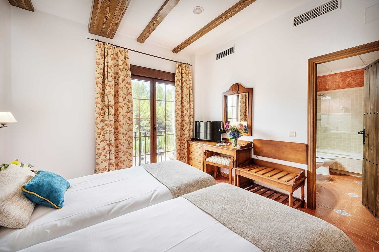 Habitación con dos camas y baño en Cazorla Hotel | Beneste Hoteles | Web oficial