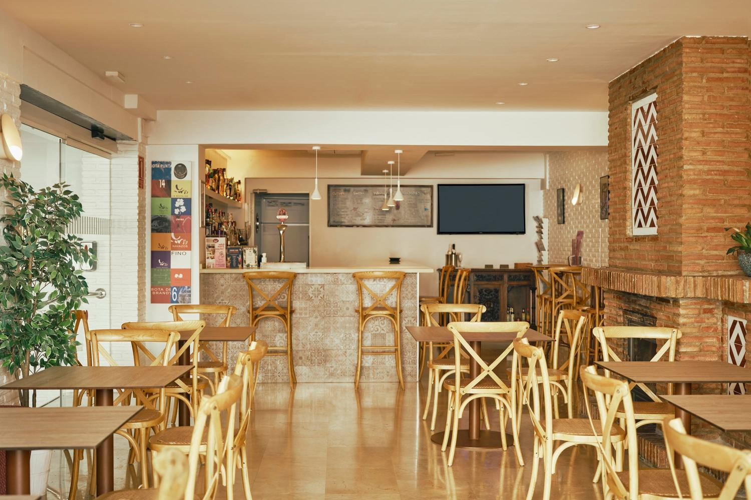 Snack Bar Villa Flamenca Beneste Hoteles: sillones y mesas de madera.